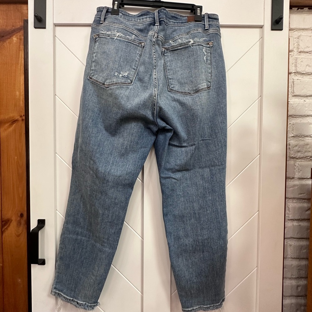 Judy blue distressed jeans size 16. Stretchy jean material.